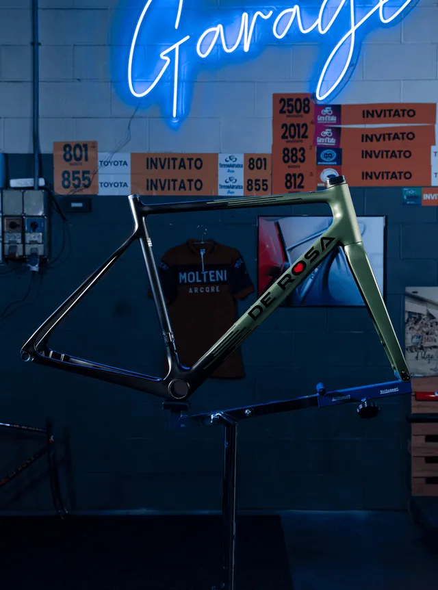 de-rosa-838-stranger-olive-green-v-lo-course-cadre-unique image 1