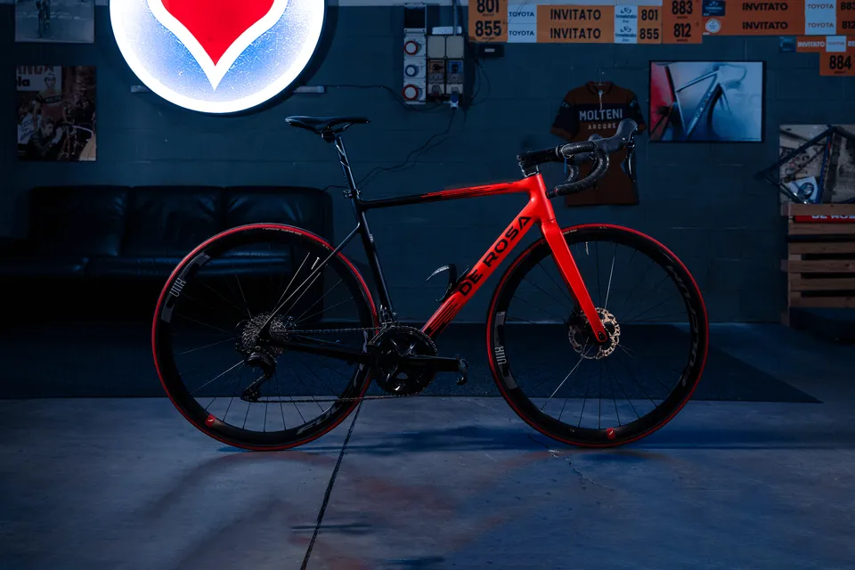 de-rosa-838-stranger-red-v-lo-course-dition-shop-2024 image 1