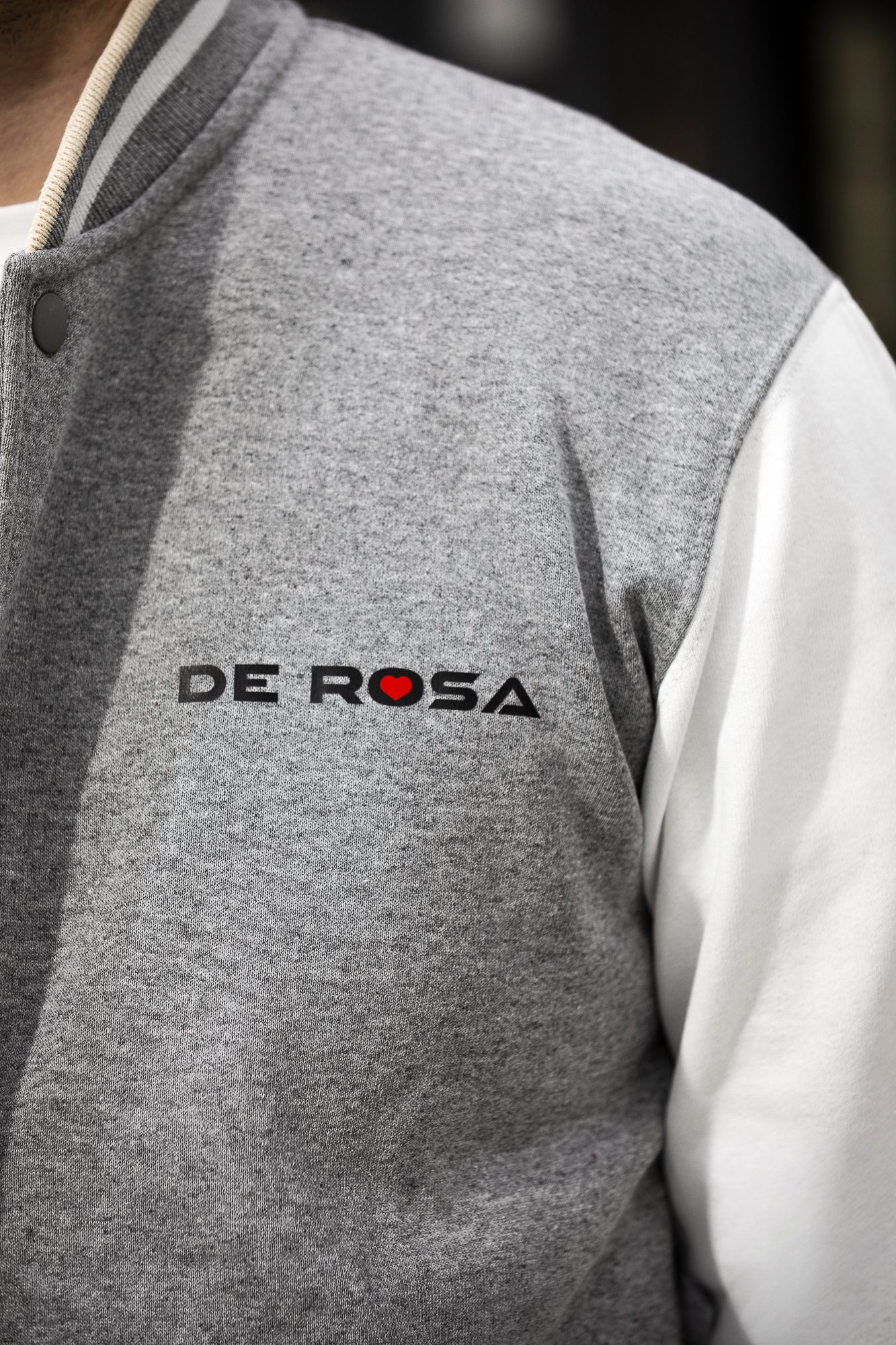 de-rosa-2026-varsity-jacket-veste-teddy-grise-manches-blanches image 8