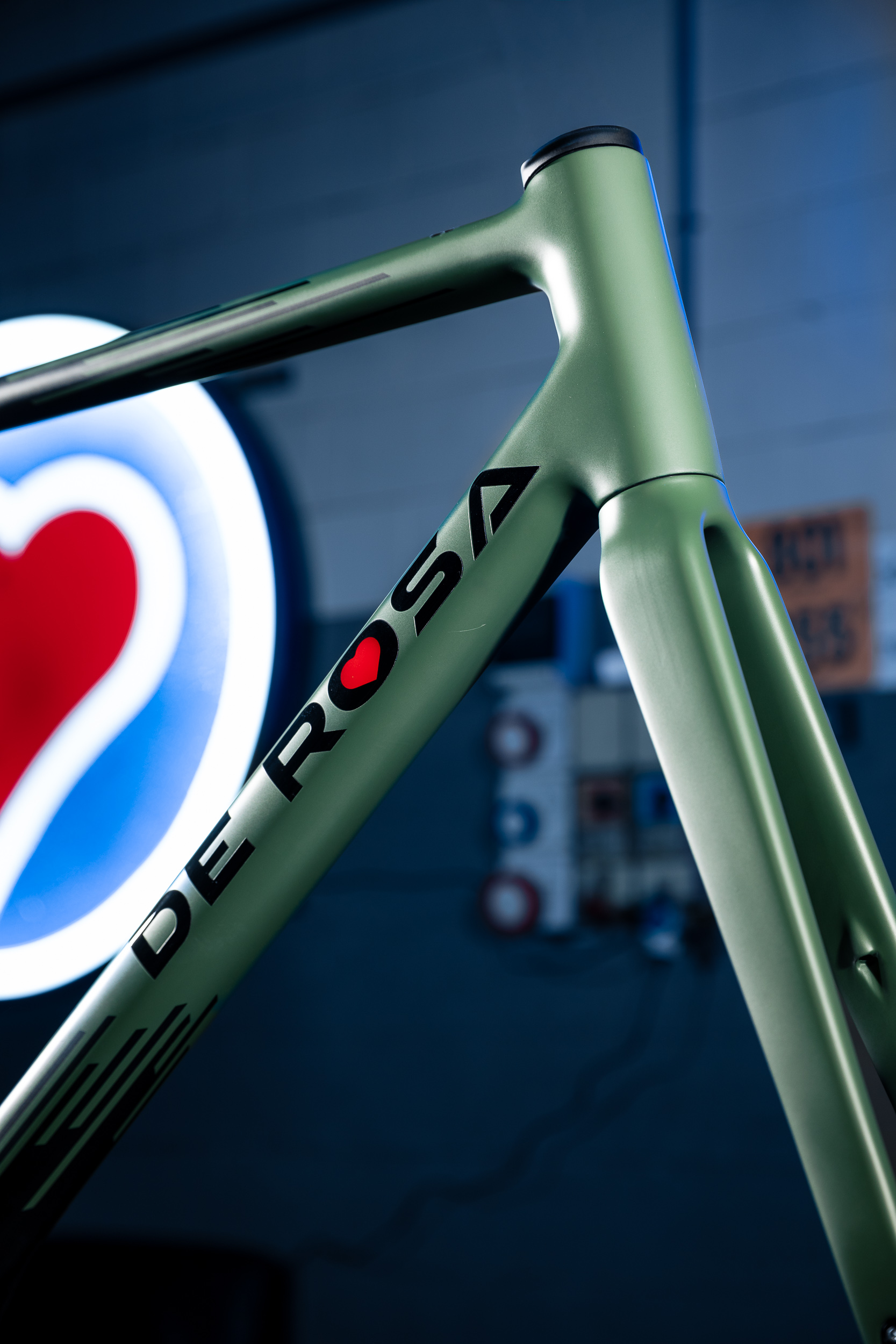 de-rosa-838-stranger-olive-green-v-lo-course-cadre-unique image 2