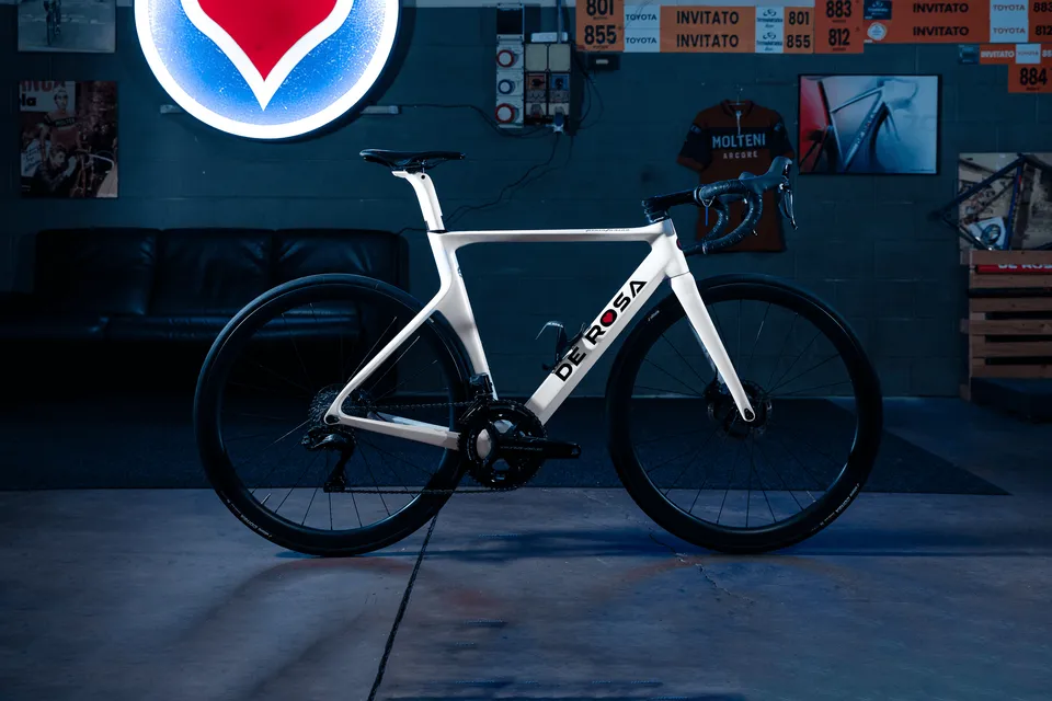 de-rosa-sk-pininfarina-white-v-lo-route-a-rodynamique image 1