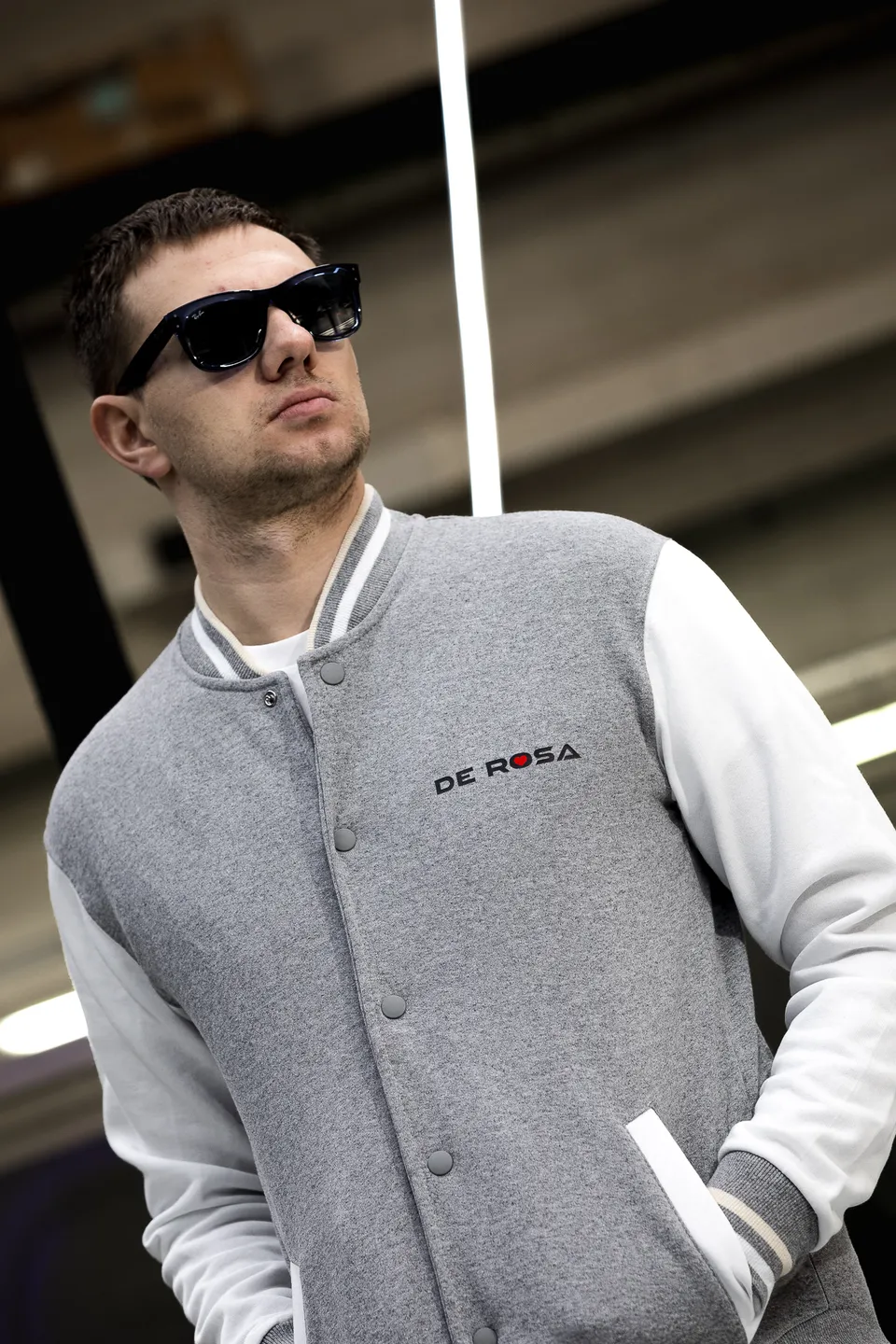 de-rosa-2026-varsity-jacket-veste-teddy-grise-manches-blanches image 1